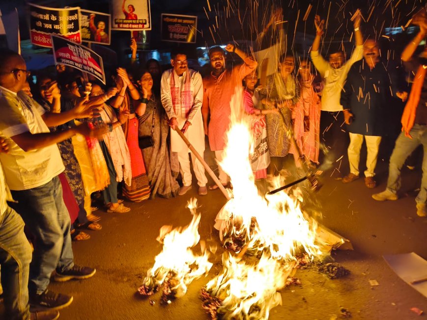 आगरा में महिला शक्ति का प्रदर्शन, भाजपा की आक्रोश पदयात्रा, विपक्ष के पुतलों का दहन