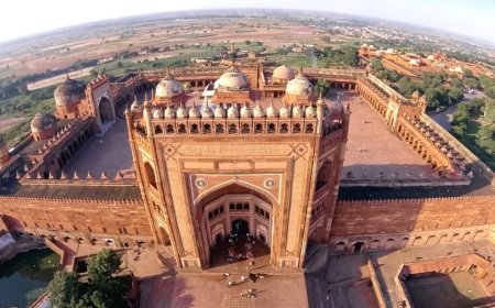 विश्व धरोहर पर दाग: फतेहपुर सीकरी स्मारक के निर्जन कोनों में बहुत पहले से पल रही है अय्याशी, अपराध और ब्लैकमेल की काली दुनिया, पहले यहां से गांव वाले गुजरते थे, लेकिन अब तार फेंसिंग की वजह से यहां निर्जनता बढ़ गई और अपराधियों को खुला मैदान मिल गया   