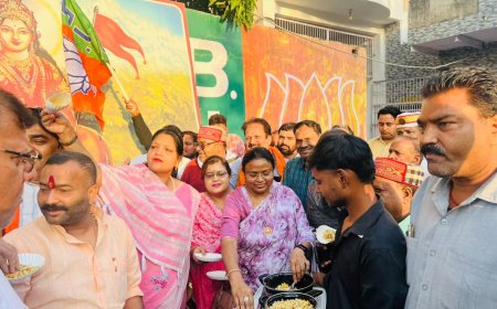 भाजपा की जीत का जश्न, महापौर ने जनता को झालमुड़ी बनाकर खिलाई, पटाखों और नारों से गूंजा माहौल