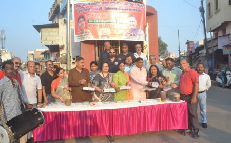 बंगाल में ‘परिवर्तन’ का जश्न, आगरा में व्यापारियों ने बांटी मिठास, ढोल-नगाड़ों संग उत्सव