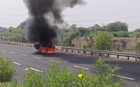 आगरा-लखनऊ एक्सप्रेसवे पर धू-धू कर जली स्कॉर्पियो, बाल-बाल बचे अधिशासी अभियंता और चालक