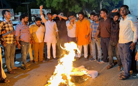 सपा प्रवक्ता भाटी के विवादित बयान से आगरा के ब्राह्मण गुस्से में, सेंट जॉन्स चौराहे पर फूंका पुतला