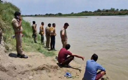 आगरा में यमुना में मिला युवक का बंधा शव, हाथ और मुंह पर टेप मिलने से हत्या की आशंका