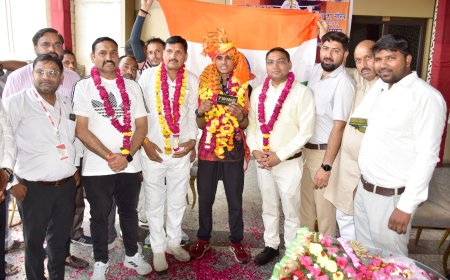 मलेशिया में तिरंगा लहराकर लौटे आगरा के लाल का भव्य स्वागत, 57 किलो वर्ग में मलेशियाई बॉक्सर इंटरनेशनल मुकाबला जीता था कुलदीप ने