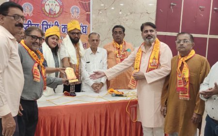 12 ज्योतिर्लिंगों की पैदल यात्रा पर निकले राजानी दंपति का आगरा में पुष्प वर्षा से स्वागत