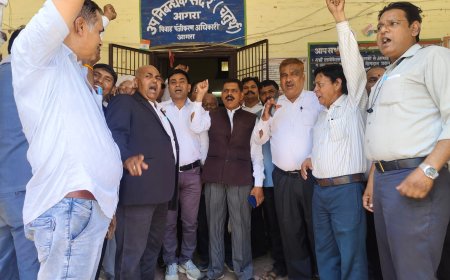 लखनऊ में लाठीचार्ज के विरोध में आगरा के वकीलों में  उबाल, डीजीपी का पुतला फूंका, न्यायिक कार्य ठप