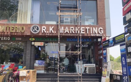 सिकन्दरा-बोदला रोड पर शोरूम की छत काटकर घुसे चोर, लाखों की नकदी और सामान किया पार