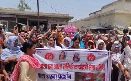 आगरा में आशा कार्यकत्रियों का फूटा गुस्सा, लंबित भुगतान को लेकर कलेक्ट्रेट में जोरदार प्रदर्शन