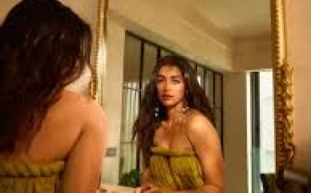स्ट्रेपलेस ड्रेस में पूजा हेगड़े ने फैलाई सनसनी, इंटरनेट पर छाया कातिलाना पोज, फैैंस लुटा रहे हैं प्यार