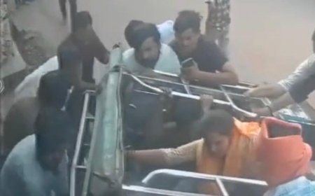 ताजमहल मार्ग पर टूटी गंगाजल पाइपलाइन बनी आफत, सड़क धंसी, पर्यटकों से भरा ई-रिक्शा पलटा