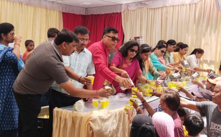गंगा दशहरा और पुरुषोत्तम मास पर सामाजिक संगठनों ने राहगीरों को दी राहत, बांटे शीतल पेय और फल