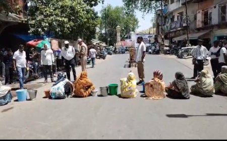 आगरा में पानी के लिए सड़क पर उतरी महिलाएं, छीपीटोला चौराहे पर जाम लगाकर जताया विरोध, भीषण गर्मी में पेयजल संकट पर प्रशासन के खिलाफ जमकर नारेबाजी