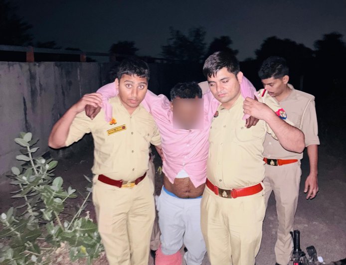 आगरा के मलपुरा क्षेत्र में बदमाश श्रवण उर्फ राजू उर्फ बिहारी के साथ पुलिस की मुठभेड़, पैर में लगी गोली, तमंचा और चोरी की नकदी बरामद