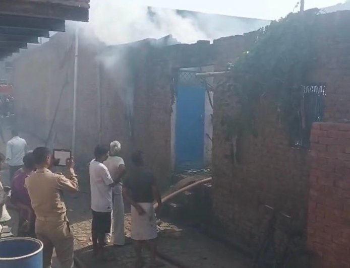 सिलेंडरों में धमाके से दहला यमुना पार गणेश नगर, बाल-बाल बचा परिवार