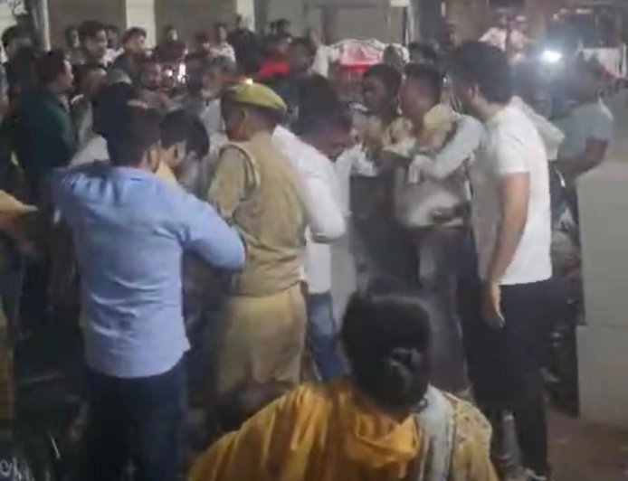 आगरा में पारिवारिक विवाद बना रणक्षेत्र, पुलिस के सामने भिड़े दोनों पक्ष, दामाद और ससुर गंभीर घायल