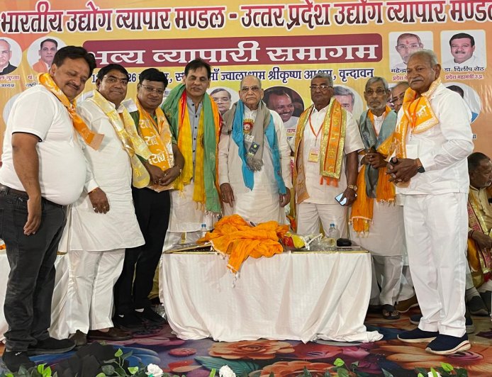 वृंदावन में व्यापारियों का शक्ति प्रदर्शन और सरकार को चेतावनी, अनदेखी बंद करो वरना बदलेंगे समर्थन