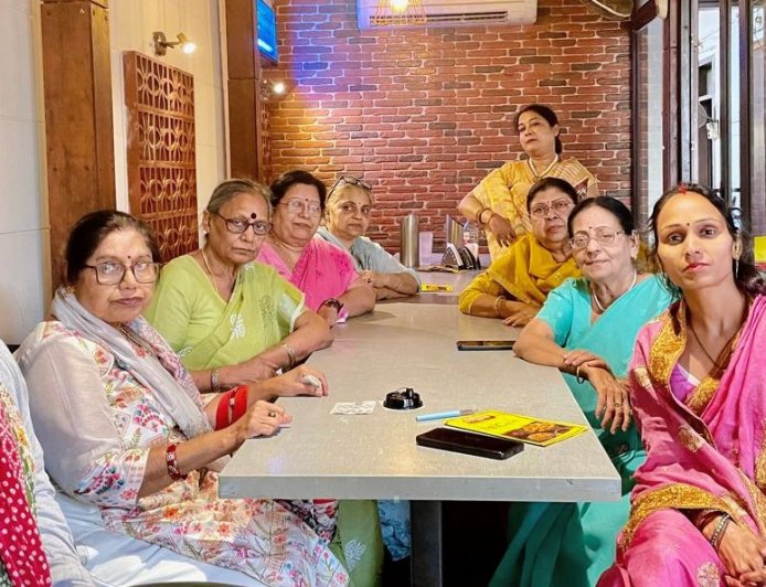 आगरा में मातृ दिवस और परिवार दिवस का संगम, ‘वरिष्ठ माता’ सम्मान से सम्मानित हुईं उमा सिंह