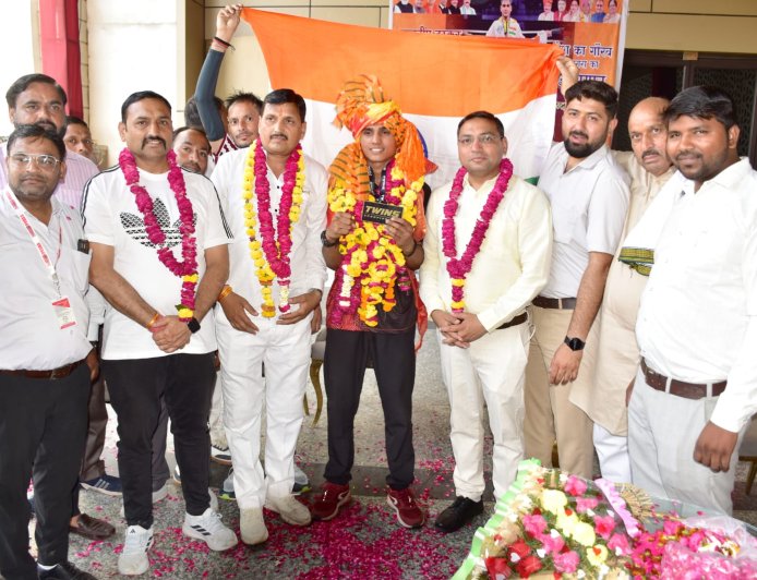 मलेशिया में तिरंगा लहराकर लौटे आगरा के लाल का भव्य स्वागत, 57 किलो वर्ग में मलेशियाई बॉक्सर इंटरनेशनल मुकाबला जीता था कुलदीप ने