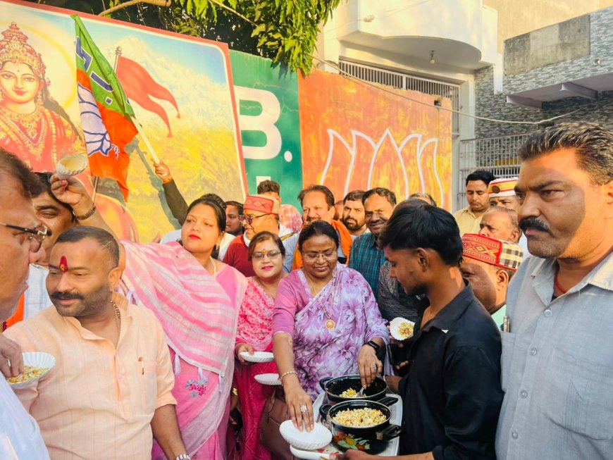 भाजपा की जीत का जश्न, महापौर ने जनता को झालमुड़ी बनाकर खिलाई, पटाखों और नारों से गूंजा माहौल