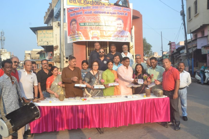 बंगाल में ‘परिवर्तन’ का जश्न, आगरा में व्यापारियों ने बांटी मिठास, ढोल-नगाड़ों संग उत्सव