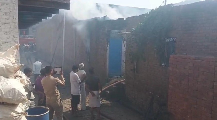 सिलेंडरों में धमाके से दहला यमुना पार गणेश नगर, बाल-बाल बचा परिवार