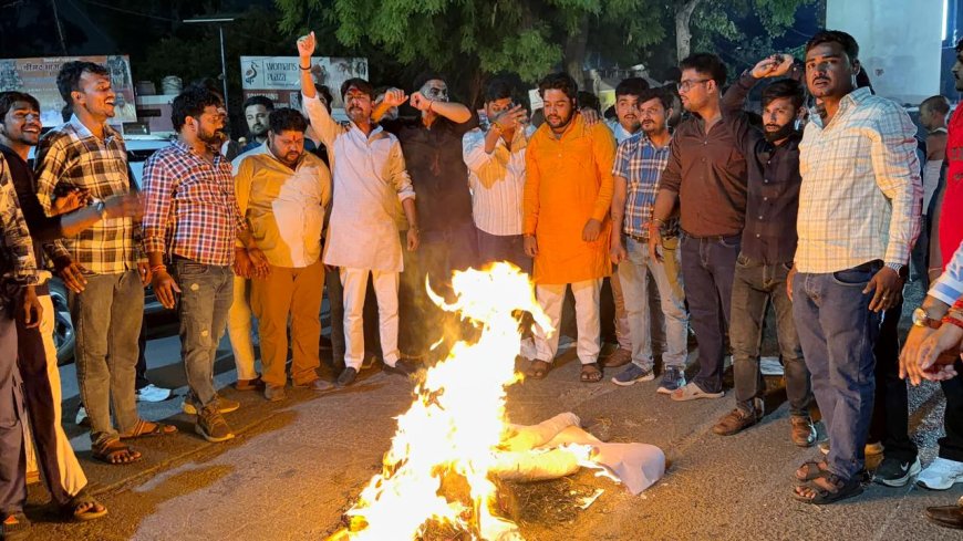 सपा प्रवक्ता भाटी के विवादित बयान से आगरा के ब्राह्मण गुस्से में, सेंट जॉन्स चौराहे पर फूंका पुतला