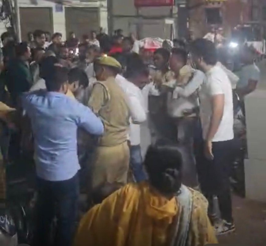 आगरा में पारिवारिक विवाद बना रणक्षेत्र, पुलिस के सामने भिड़े दोनों पक्ष, दामाद और ससुर गंभीर घायल
