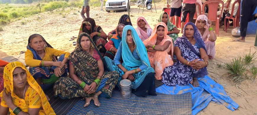 घूंघट से फूटा गांव का दर्द, उटंगन पर पुल के लिए बेमियादी धऱना दे रहीं महिलाएं बोलीं- रास्ता होता तो हमारे बच्चे भी बोलते फादर-मदर
