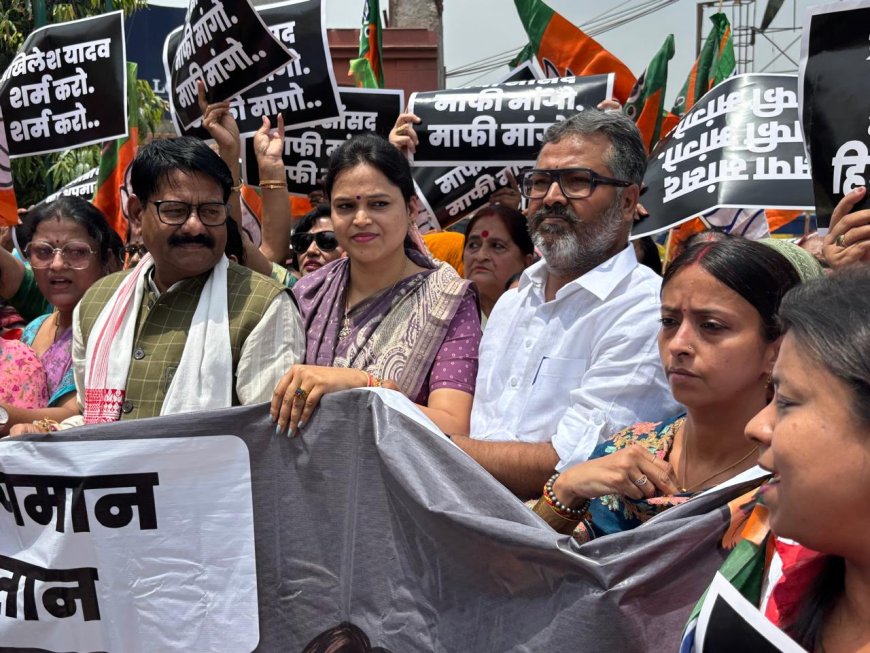 सपा सांसद अजेंद्र लोधी के बयान से चढ़ा सियासी पारा, आगरा में भाजपा का जोरदार प्रदर्शन