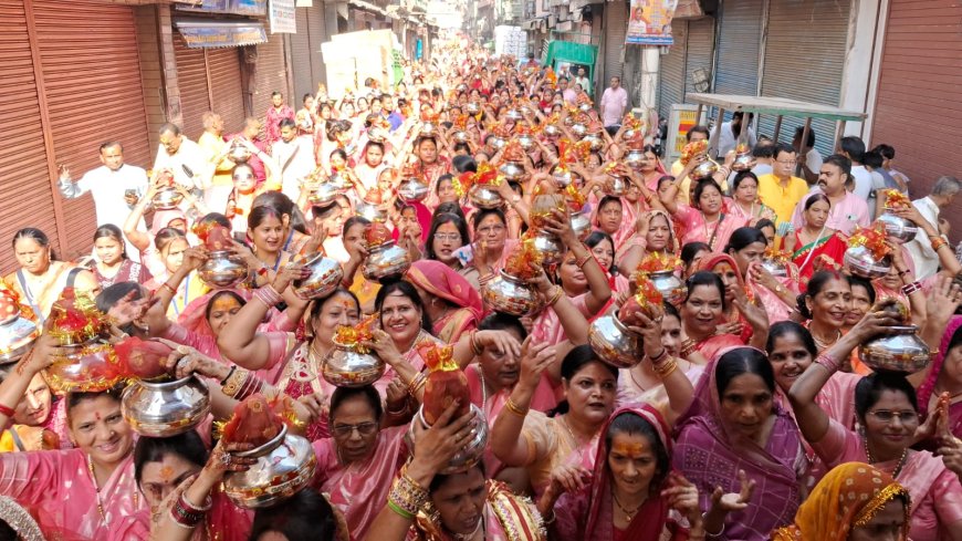 501 महिलाएं कलश लेकर चलीं तो भक्ति में डूब गया यमुना तट, श्रीमनःकामेश्वर बाबा की छत्रछाया में भागवत महायज्ञ का शुभारंभ, 21 फीट ऊंचे श्रीनाथजी, द्वादश ज्योतिर्लिंग और दिव्य यमुना आरती ने रचा अलौकिक आध्यात्मिक संसार
