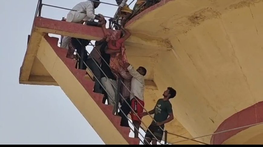 आगरा के गढ़मुक्खा में पानी के लिए टंकी पर चढ़े गांव वाले, महिला बीडीसी सदस्य ने किया कूदने का प्रयास, महिलाओं का भारी हंगामा, प्रशासन के खिलाफ जमकर नारेबाजी