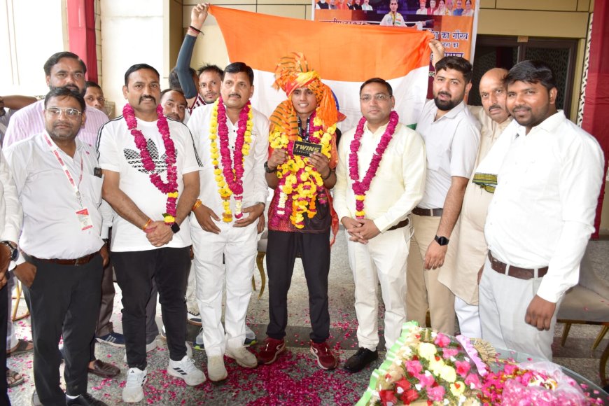 मलेशिया में तिरंगा लहराकर लौटे आगरा के लाल का भव्य स्वागत, 57 किलो वर्ग में मलेशियाई बॉक्सर इंटरनेशनल मुकाबला जीता था कुलदीप ने
