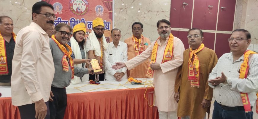 12 ज्योतिर्लिंगों की पैदल यात्रा पर निकले राजानी दंपति का आगरा में पुष्प वर्षा से स्वागत