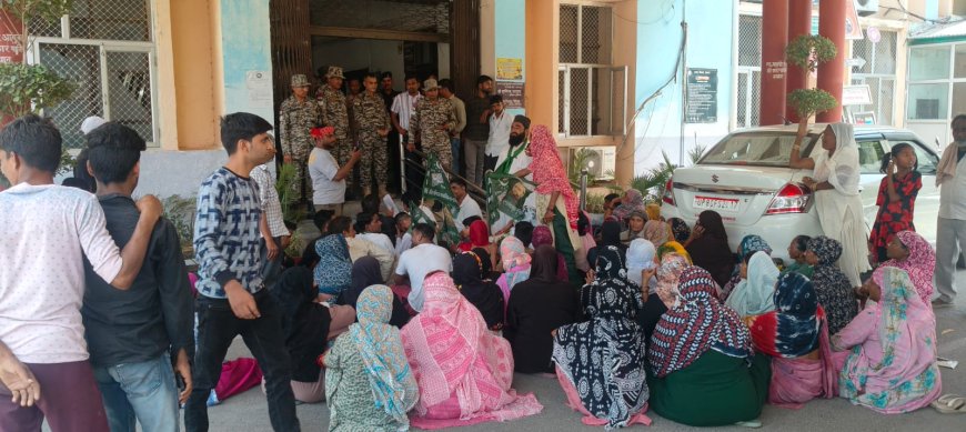 शारदा विहार नई बस्ती में विकास के लिए फूटा गुस्सा, नगर निगम में महिलाओं ने अधिकारियों वाला गेट घेरा, धरना-प्रदर्शन और जमकर नारेबाजी