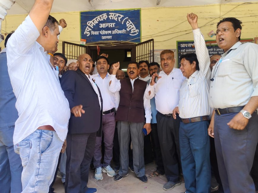 लखनऊ में लाठीचार्ज के विरोध में आगरा के वकीलों में  उबाल, डीजीपी का पुतला फूंका, न्यायिक कार्य ठप
