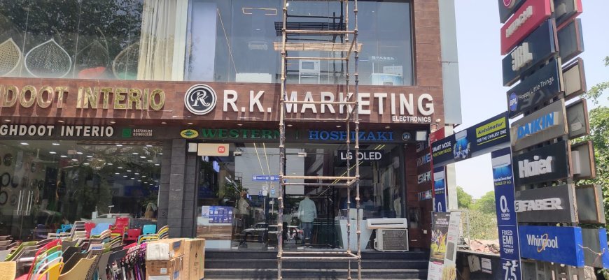 सिकन्दरा-बोदला रोड पर शोरूम की छत काटकर घुसे चोर, लाखों की नकदी और सामान किया पार
