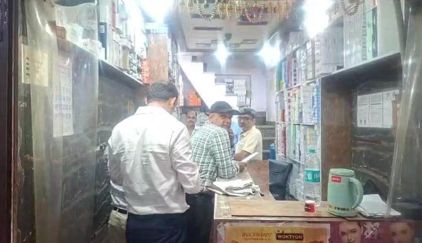 मुबारक महल दवा बाजार में औषधि विभाग का छापा, कई दुकानों पर जांच से मची खलबली