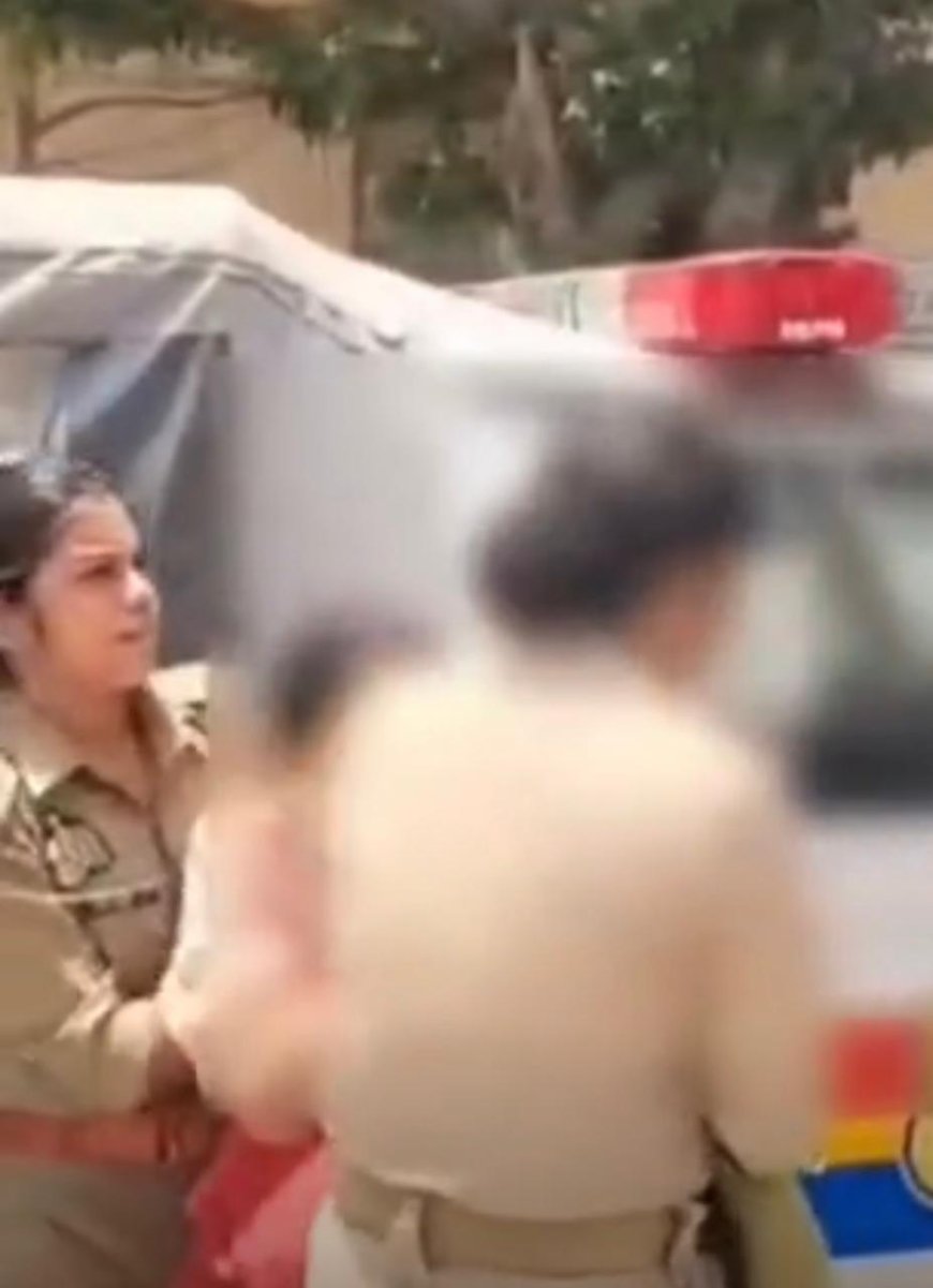 आगरा में डीसीपी ऑफिस के बाहर दो महिलाओं का हाईवोल्टेज ड्रामा, एक ने किया आत्मदाह का प्रयास