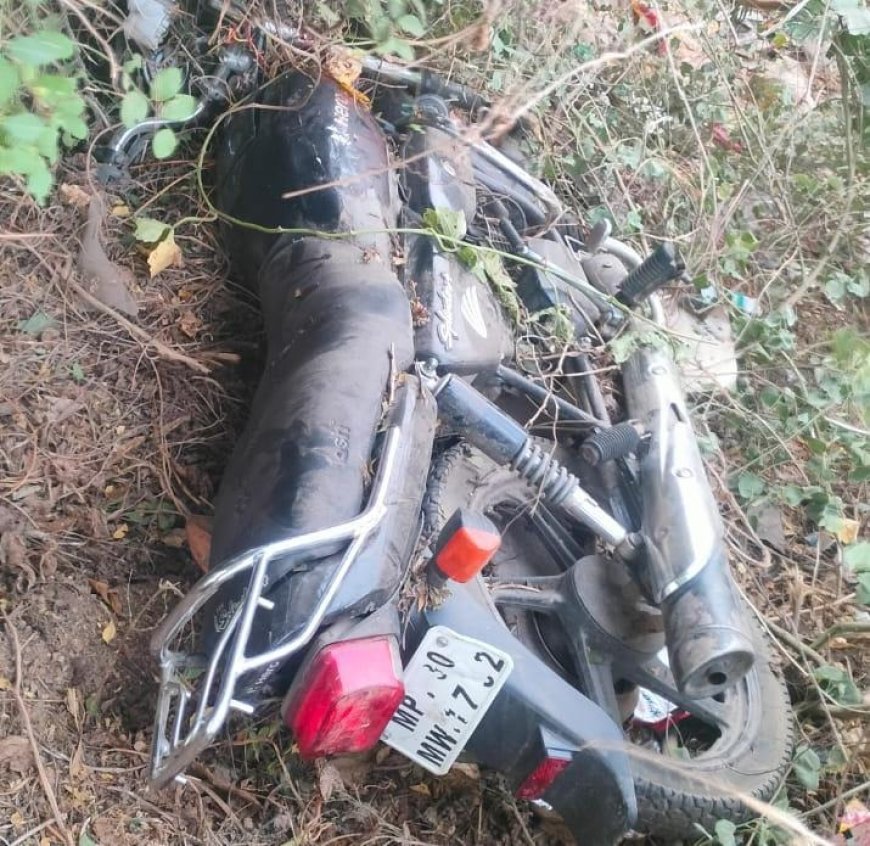 आगरा के बसई अरेला क्षेत्र में एक्सीडेंट, बाइक अनियंत्रित होकर खाई में गिरी, एक युवक की मौत, दो गंभीर घायल