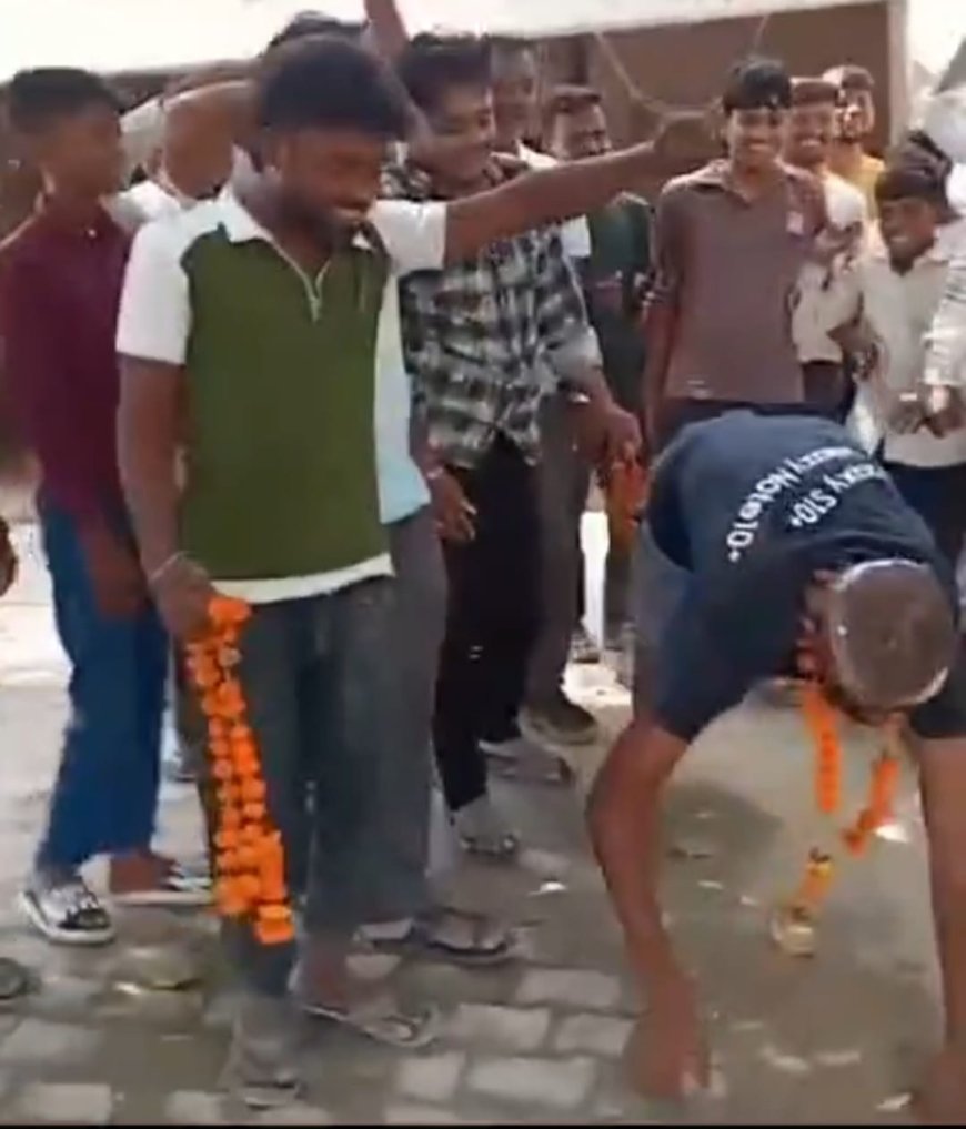 आगरा के यमुना पार क्षेत्र में लगे कॊकरोच जनता पार्टी जिंदाबाद के नारे, अधेड़ व्यक्ति कॉकरोच का रूप धारण कर मंदिर पहुंचा था