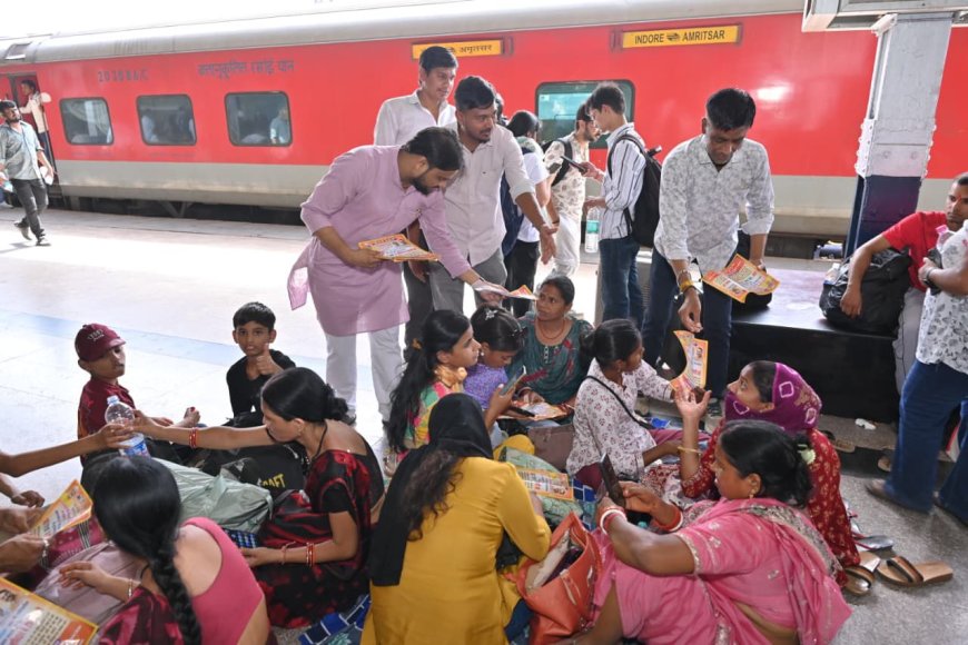 आगरा कैंट स्टेशन पर गूंजा ‘राष्ट्र प्रथम’ का संदेश, यात्रियों को दिलाया राष्ट्रहित का संकल्प