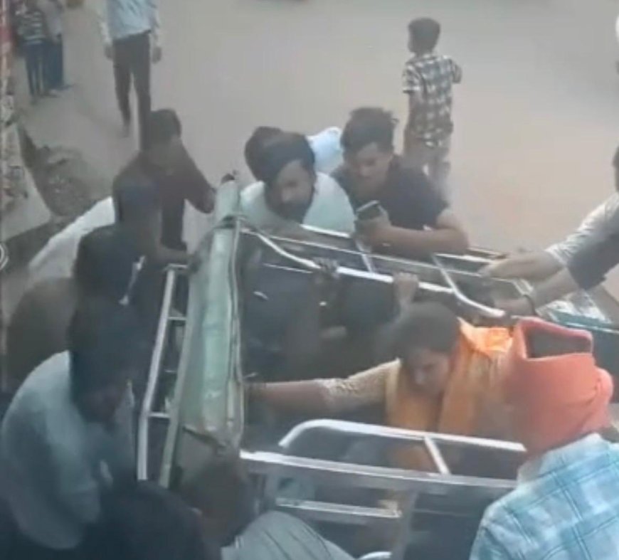 ताजमहल मार्ग पर टूटी गंगाजल पाइपलाइन बनी आफत, सड़क धंसी, पर्यटकों से भरा ई-रिक्शा पलटा