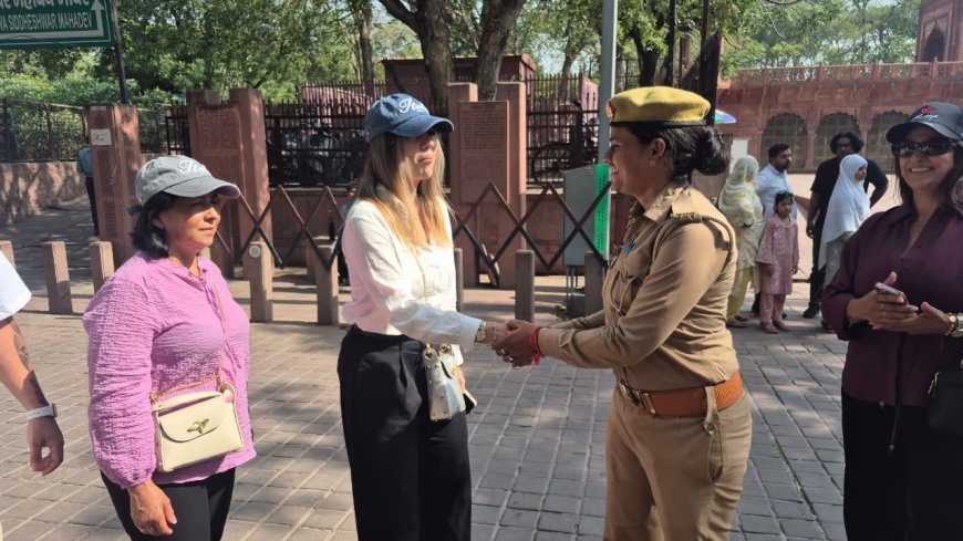 ताज सुरक्षा पुलिस की टूरिस्ट फ्रेंडली पुलिसिंग की विदेशी सैलानियों ने खुलकर की सराहना, ऑपरेशन टूरिस्ट डिलाइट के तहत पश्चिमी गेट पर विदेशी मेहमानों का भारतीय परंपरा से हो रहा स्वागत
