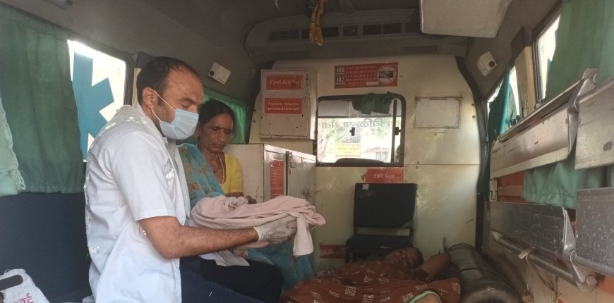 फतेहपुर सीकरी में एम्बुलेंस में गूंजी किलकारी, सीकरी चार हिस्सा में आग से अफरा-तफरी, पानी के लिए महिलाओं ने पालिका कार्यालय पर मटके फोड़े