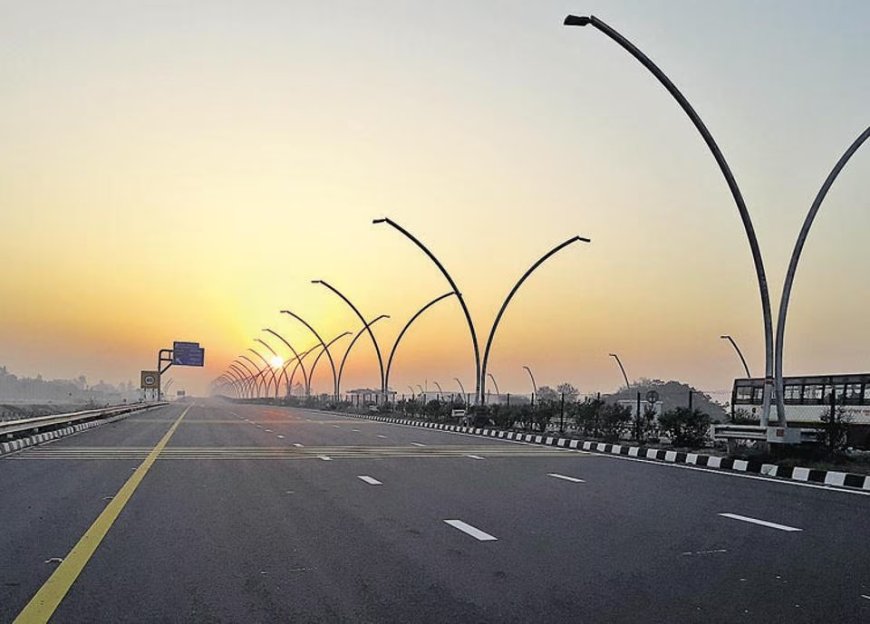 उन्नाव के पास भीषण बस हादसे में सात मौतों के बाद फिर उठे गंभीर सवाल—क्या आगरा–लखनऊ एक्सप्रेसवे ‘स्पीड कॉरिडोर’ बनकर रह गया है या लगातार बढ़ते हादसों के बीच यह अब ‘मौत का गलियारा’ साबित हो रहा है, जहां रात्रिकालीन थकान, झपकी और अधूरी सुरक्षा व्यवस्था जिम्मेदार बन रही है?