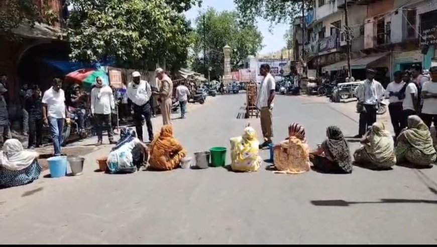 आगरा में पानी के लिए सड़क पर उतरी महिलाएं, छीपीटोला चौराहे पर जाम लगाकर जताया विरोध, भीषण गर्मी में पेयजल संकट पर प्रशासन के खिलाफ जमकर नारेबाजी