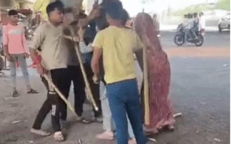 आगरा में बेटी को परेशान करने पर भड़का विवाद, दो पक्षों में संघर्ष, लाठी-डंडों से सड़क बनी रणभूमि