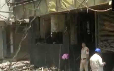 दिल्ली के मालवीय नगर में रेस्टोरेंट में लगी आग ने ली 21 जिंदगियां, पूरी इमारत बनी मौत का जाल