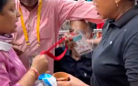 भागवत कथा में 'वीआईपी पास' का खेल! 500 रुपये में बिके कथित नकली एंट्री पास, प्रवेश द्वार पर महिलाओं को रोके जाने पर पंडाल के बाहर हंगामा, क्यूआर कोड वाले पास बने चर्चा का विषय