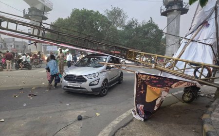 आगरा के सेंट जॉन्स चौराहे पर बड़ा हादसा टला, तेज आंधी के दौरान चलती कार पर आ गिरा होर्डिंग का विशाल ढांचा, बाल-बाल बचा परिवार, नगर निगम की लापरवाही पर एक बार फिर उठे सवाल, आंधी के बाद हुई बारिश ने दी गर्मी से राहत